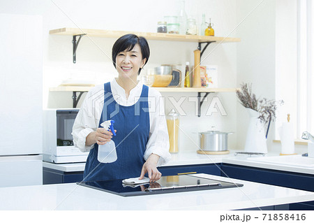 キッチンの女性 71858416