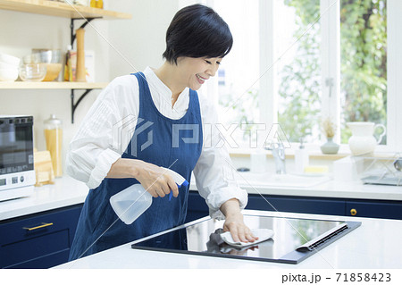 キッチンの女性 キッチンの女性 71858423