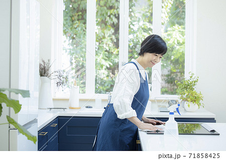 キッチンの女性 71858425