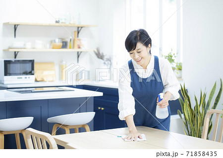 キッチンの女性 71858435