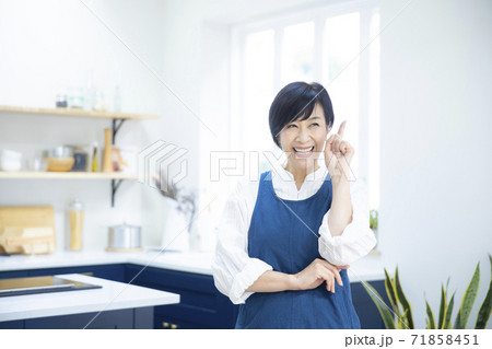 キッチンの女性 71858451