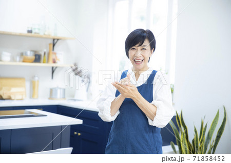 キッチンの女性 キッチンの女性 71858452