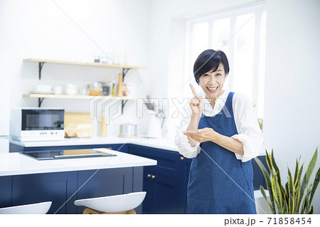 キッチンの女性 71858454