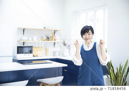 キッチンの女性 キッチンの女性 71858456