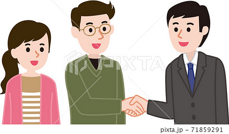 営業マンと握手する夫婦 71859291