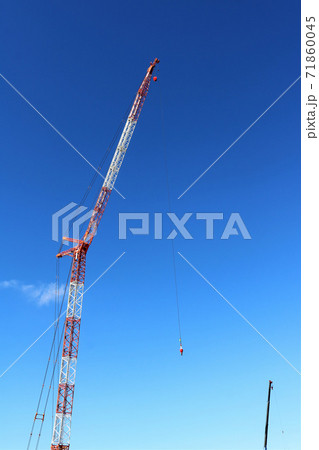 青空にタワークレーン 青空にタワークレーン 71860045