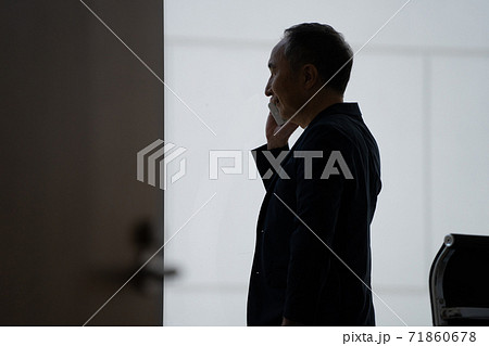 電話をする後ろ姿の男性 電話をする後ろ姿の男性 71860678
