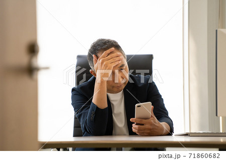 悩むシニア男性 71860682