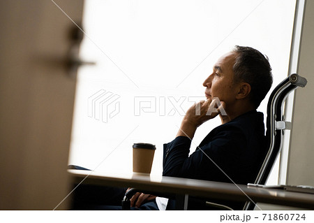 考えごとをしているシニア男性 71860724