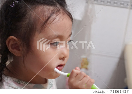 赤ちゃん 幼児 歯ブラシ 71861437