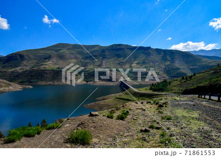 アフリカレソト王国をレンタカーで走った風景。壮大な山々と咲き誇るコスモス、特徴的な農村部の家屋など 71861553