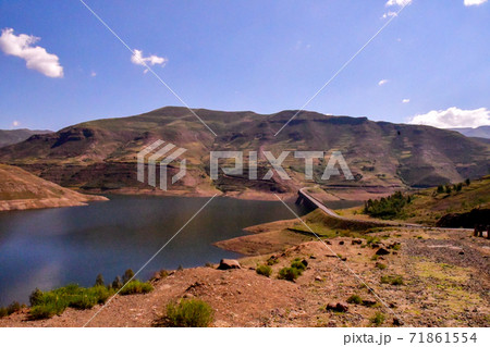 アフリカレソト王国をレンタカーで走った風景。壮大な山々と咲き誇るコスモス、特徴的な農村部の家屋など 71861554