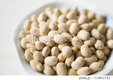 器に入った大豆　 71861732