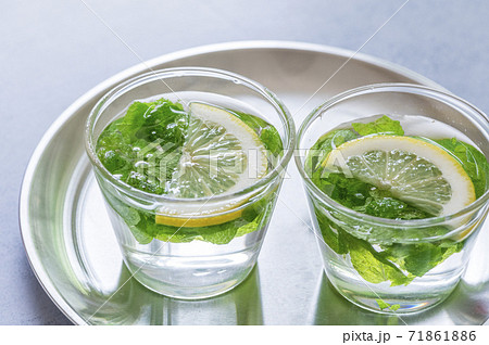 炭酸水 ミントウォーター レモンウォーターの写真素材