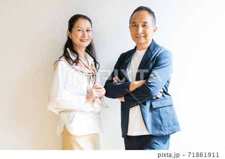 おしゃれなシニア夫婦 71861911