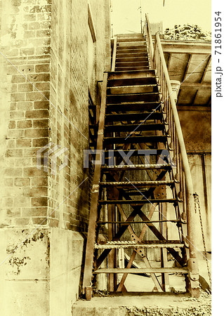 レンガ倉庫の錆びた階段 71861954