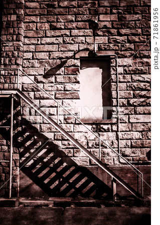 レンガ倉庫の錆びた階段のイラスト素材
