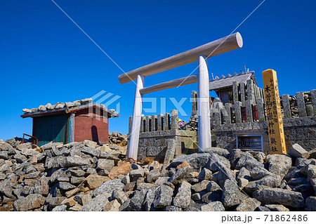長野県木曽郡の木曽駒ヶ岳山頂にある木曽駒ヶ嶽神社奥社 71862486