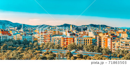 Panorama on the urban center of Barcelona, the capital of the Au 71863503