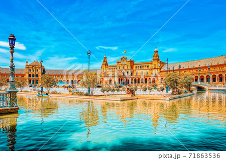 Square of the Spain is a square in the Maria Luisa Park, in Seville. 71863536