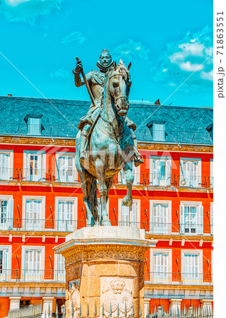 Statue in the middle Plaza Mayor-Felipe III of 1616, with tourists and people, was built during Philip III's reign central plaza in the city of Madrid.Statue in the middle Plaza Mayor-Felipe III of 71863551