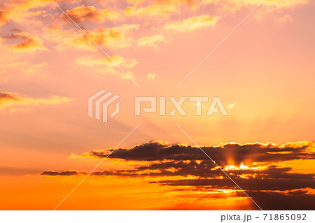 オレンジ色に染まった夕日の空 71865092