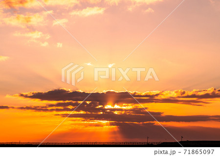 オレンジ色に染まった夕日の空 71865097