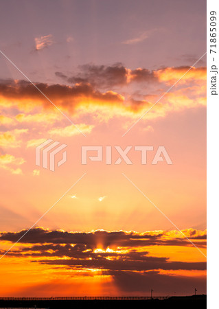 オレンジ色に染まった夕日の空 71865099