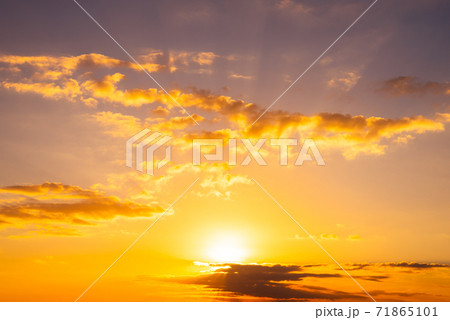 オレンジ色に染まった夕日の空 71865101