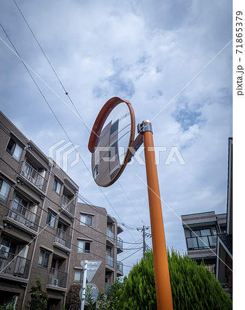 事故防止で交差点に設置している丸いミラー 71865379