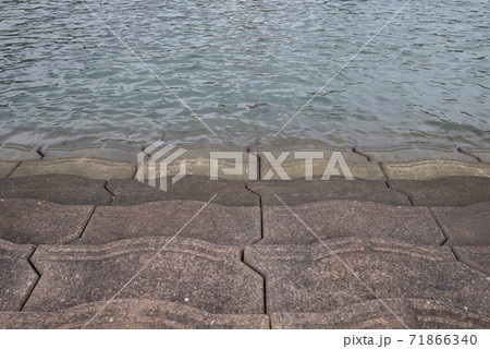 海へ続く階段 71866340