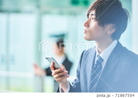 若いビジネスマン 71867504