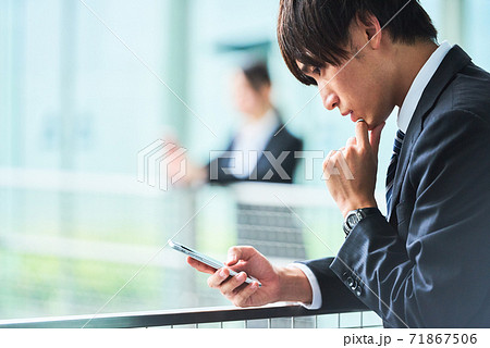 若いビジネスマン 若いビジネスマン 71867506