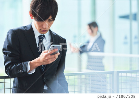 若いビジネスマン 若いビジネスマン 71867508