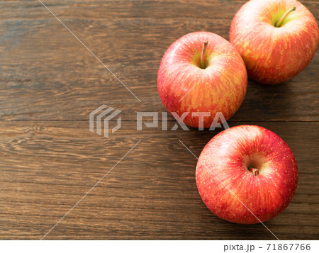 テーブルの上のりんご（サンふじ） 71867766