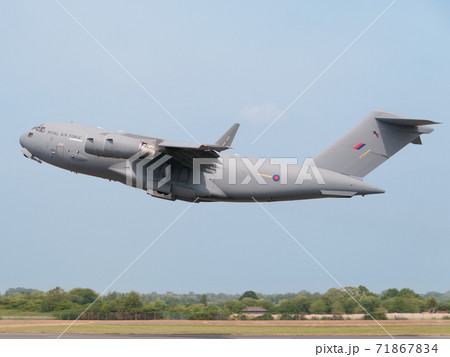 イギリス空軍C-17AグローブマスターIII輸送機離陸 71867834