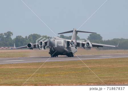 イギリス空軍C-17AグローブマスターIII輸送機離陸 71867837