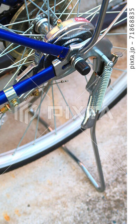 自転車の後輪付近の様子を写した写真 自転車の後輪付近の様子を写した写真 71868835