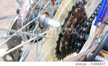 自転車の後輪付近の様子を写した写真 自転車の後輪付近の様子を写した写真 71868837