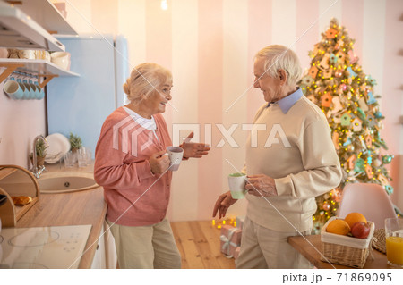 Elderly couple having morning tea and talking emotionally 71869095