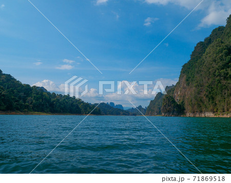 晴天のチャオラン湖 (カオソック国立公園、スラーターニー県、タイ王国) 71869518