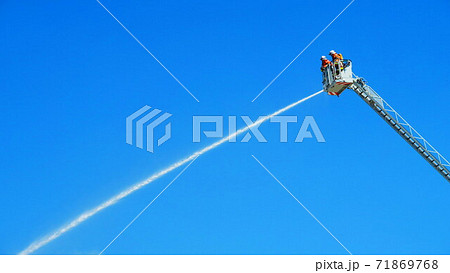 はしご車で消火活動をする消防隊 はしご車で消火活動をする消防隊 71869768