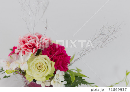 フラワーアレンジメント クリスマスカラー 52の写真素材