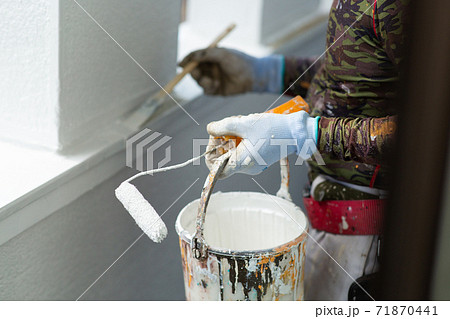 家の外壁塗装をするペンキ屋さん 71870441