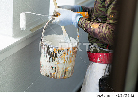 家の外壁塗装をするペンキ屋さん 71870442