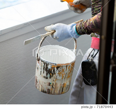 家の外壁塗装をするペンキ屋さん 71870443
