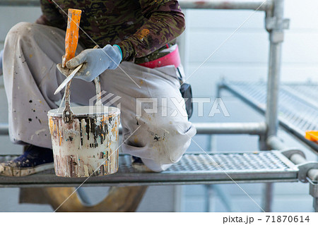 家の外壁塗装をするペンキ屋さん 71870614