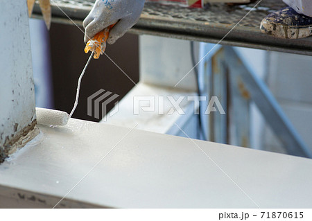 家の外壁塗装をするペンキ屋さん 71870615