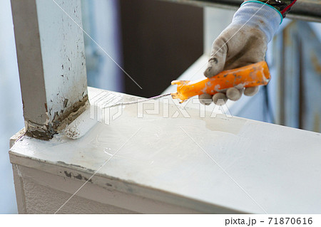 家の外壁塗装をするペンキ屋さん 71870616