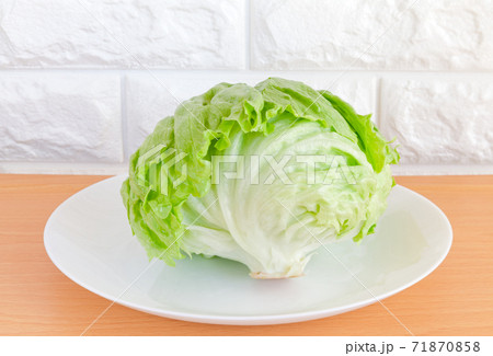 お皿に乗せた調理前のレタス 71870858